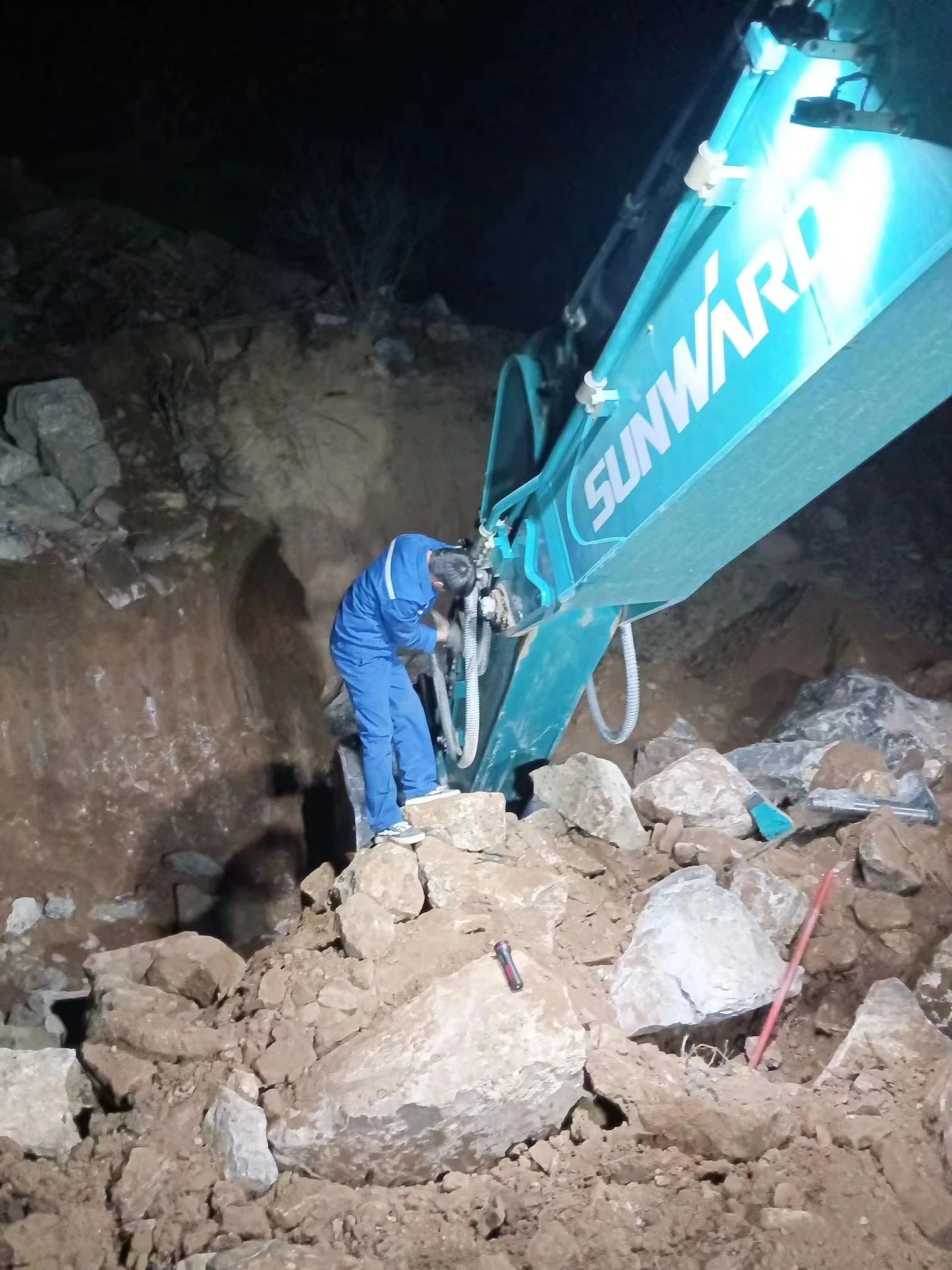 一线“热”闻 | 专业售后，，，，专心折务！恒峰g22智能挖掘机效劳万里行一直在路上