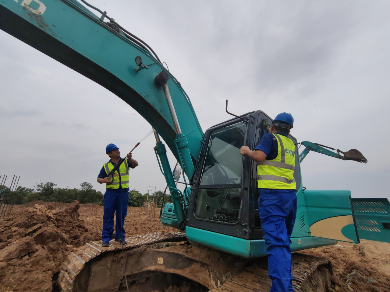 一线“热”闻 | 专业售后，，，，专心折务！恒峰g22智能挖掘机效劳万里行一直在路上