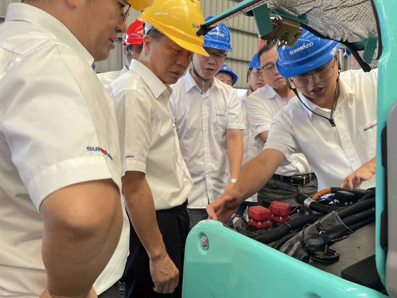 小身段，，，，，，，大能量！恒峰g22智能最小纯电动液压挖掘机乐成下线