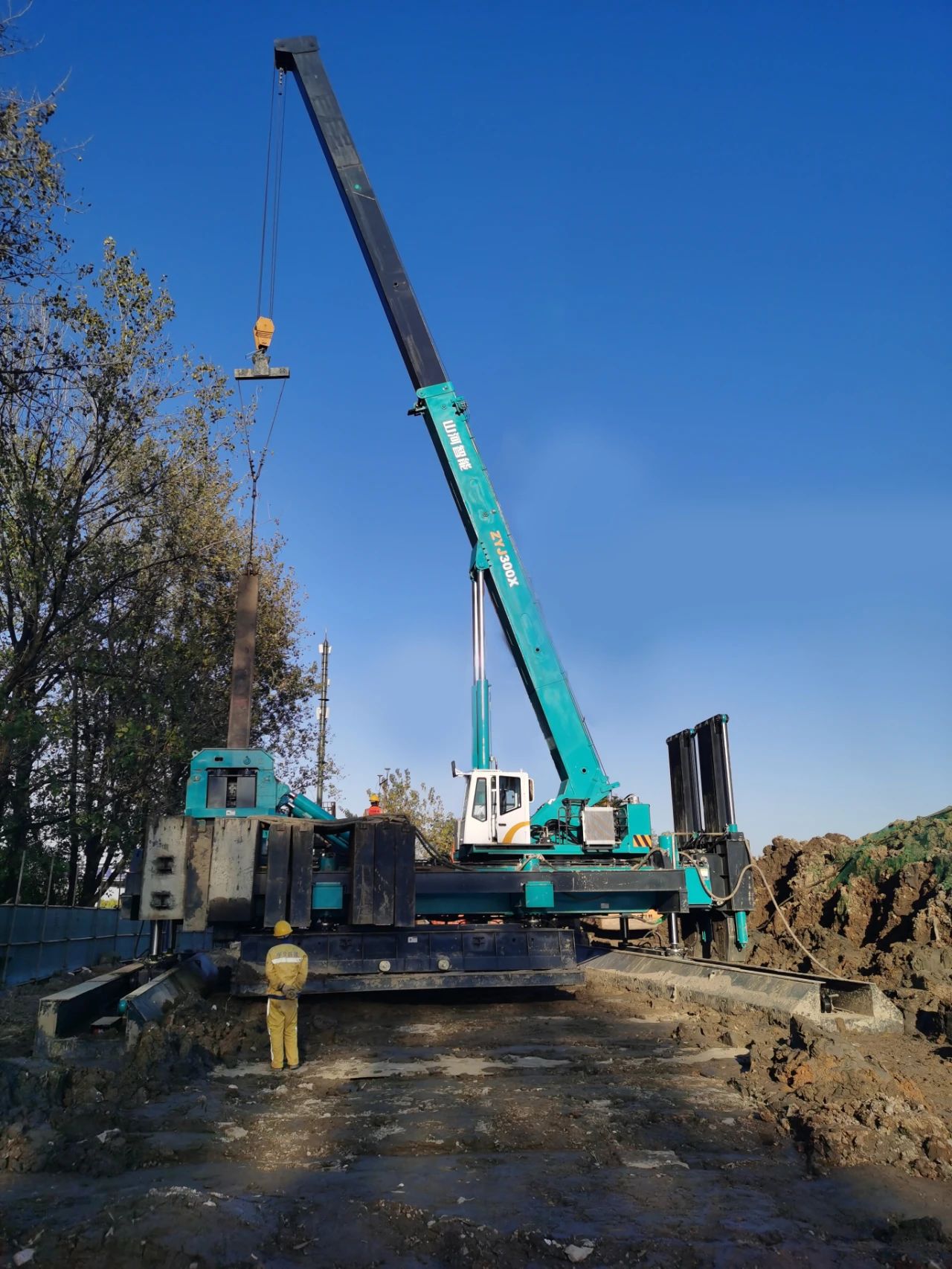 “恒峰g22绿”闪灼西子湖畔！恒峰g22智能ZYJ300X斜桩压桩机强势来袭