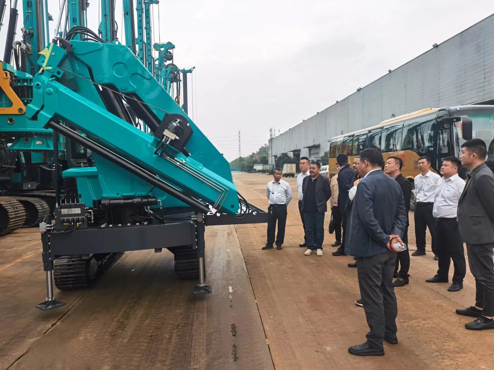 行业严冬现暖阳！现场签购20台旋挖钻机，，，，恒峰g22智能携手湖南骏牛助力国家电网项目建设