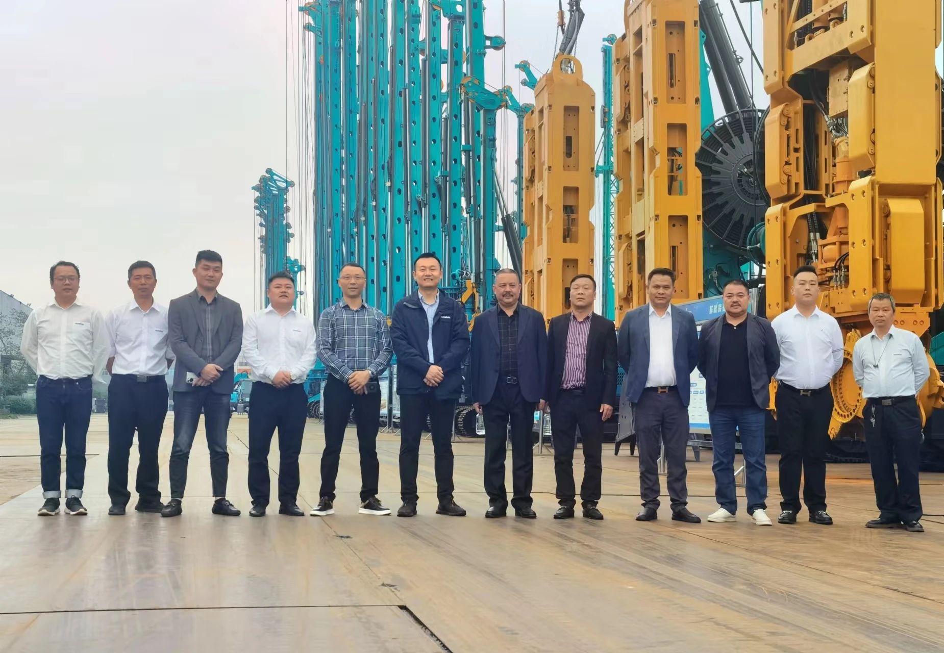行业严冬现暖阳！现场签购20台旋挖钻机，，，，恒峰g22智能携手湖南骏牛助力国家电网项目建设