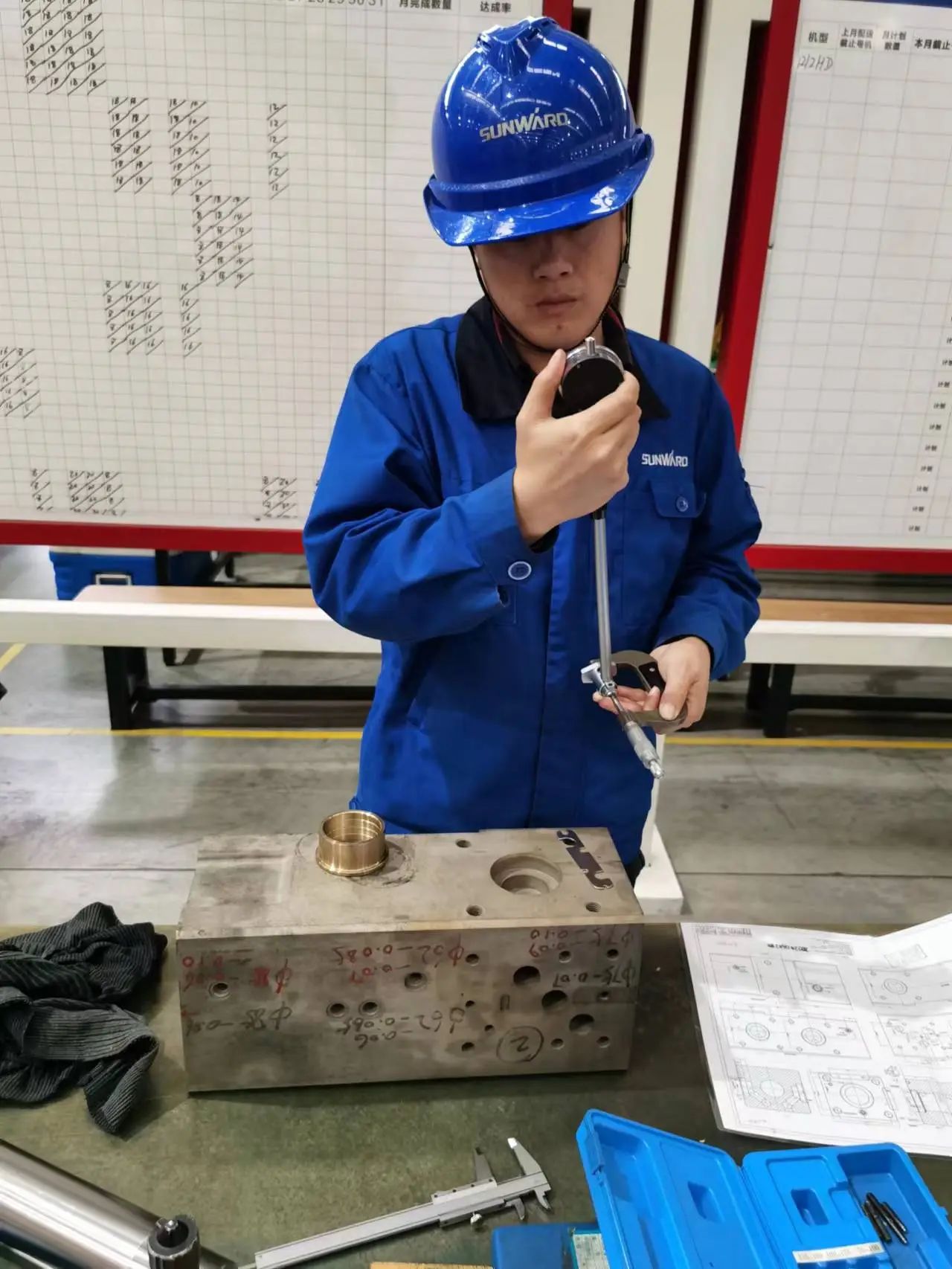 看恒峰g22工匠们怎样用一双巧手“拿捏”事情、创立“事业”