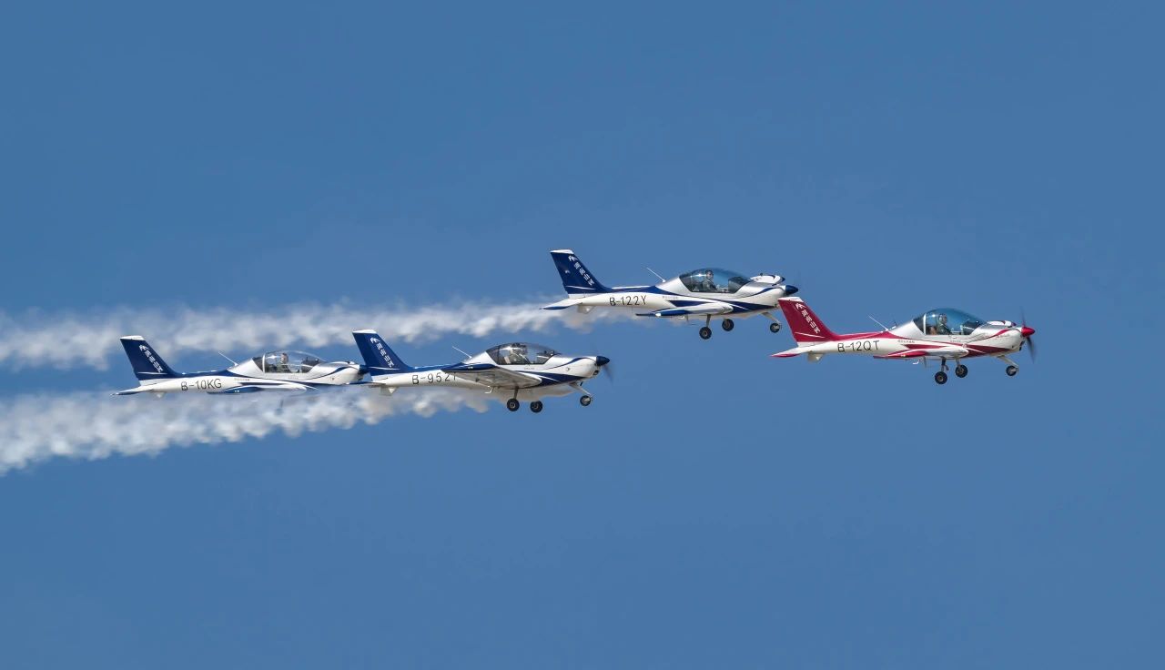 二十载磨砺，，，，，，，，“阿若拉”飞机累计航行时间突破11万小时！