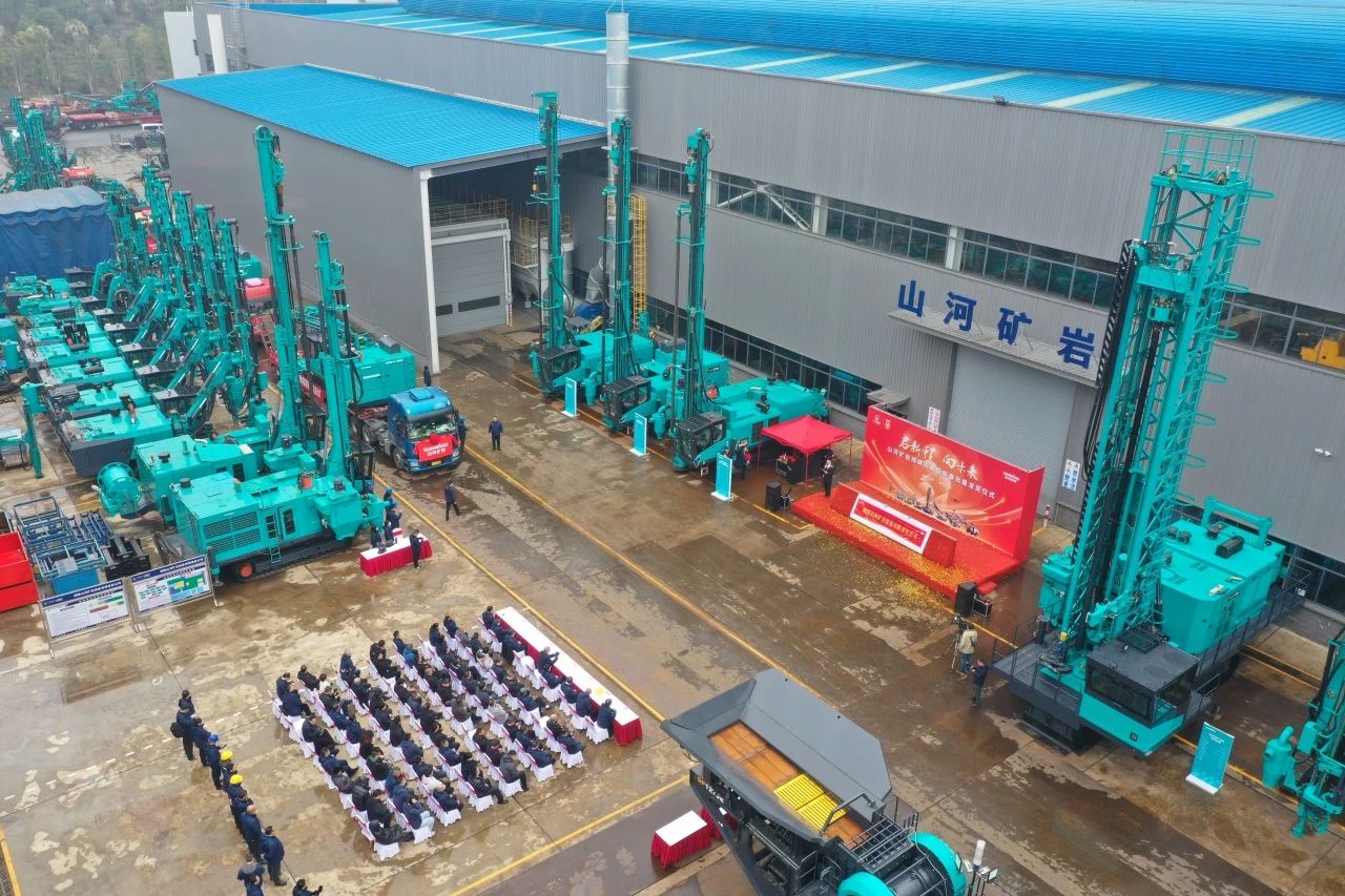 启新程，，，，，，向未来！恒峰g22矿岩揭牌庆典暨新春发货仪式圆满举行