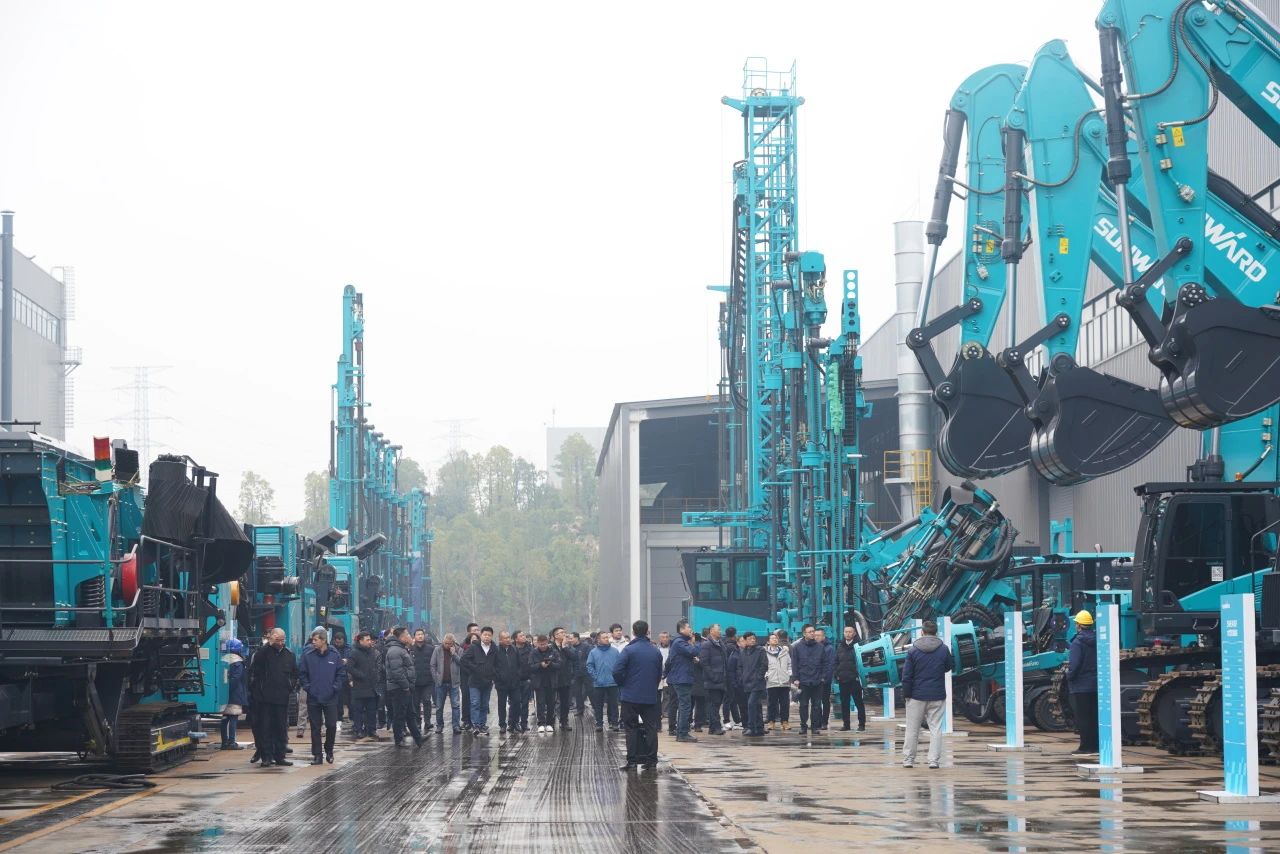 启新程，，，，，，向未来！恒峰g22矿岩揭牌庆典暨新春发货仪式圆满举行