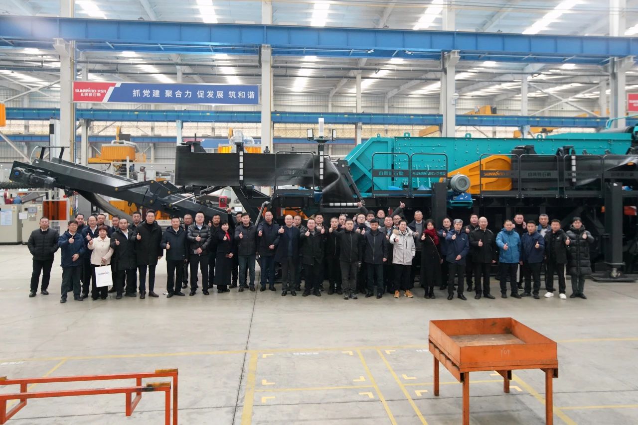 启新程，，，，，，向未来！恒峰g22矿岩揭牌庆典暨新春发货仪式圆满举行