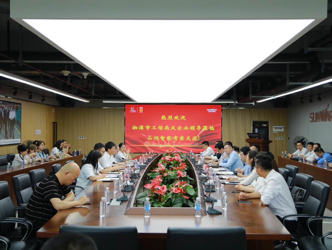 湘潭市工信局带队莅临恒峰g22智能开展智能制造现场观摩交流活动