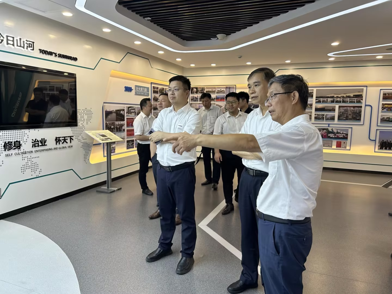深化交流相助！广州港李明忠副总司理率队莅临恒峰g22智能考察交流！