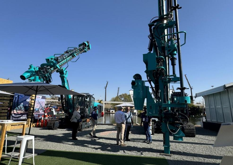 跨越山海，，，，，，，重器远航！恒峰g22智能亮相南非最大矿业展会