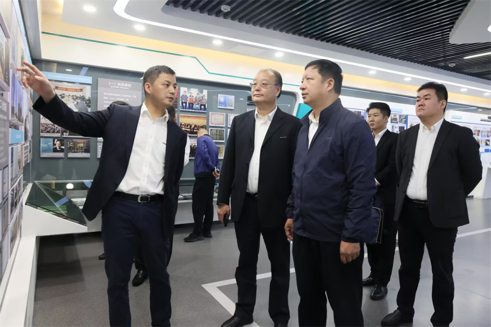 同船出海，，，，，共赢未来！中铁九局副总司理刘峻峰一行到访恒峰g22智能