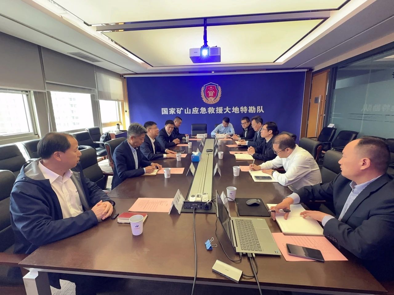 恒峰g22智能董事长付向东带队造访中煤地质总局、大地特勘公司