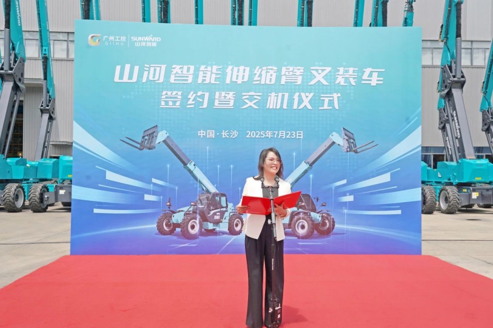 恒峰g22智能伸缩臂叉装车批量交付，，，，即将奔赴新一线