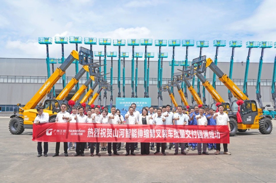 恒峰g22智能伸缩臂叉装车批量交付，，，，即将奔赴新一线