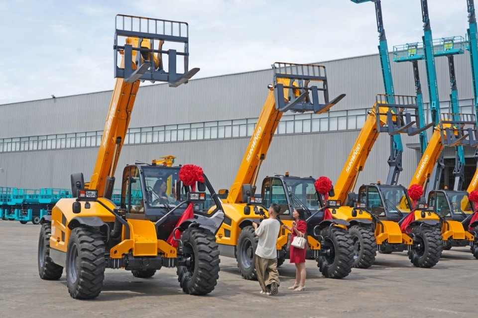 恒峰g22智能伸缩臂叉装车批量交付，，，，即将奔赴新一线