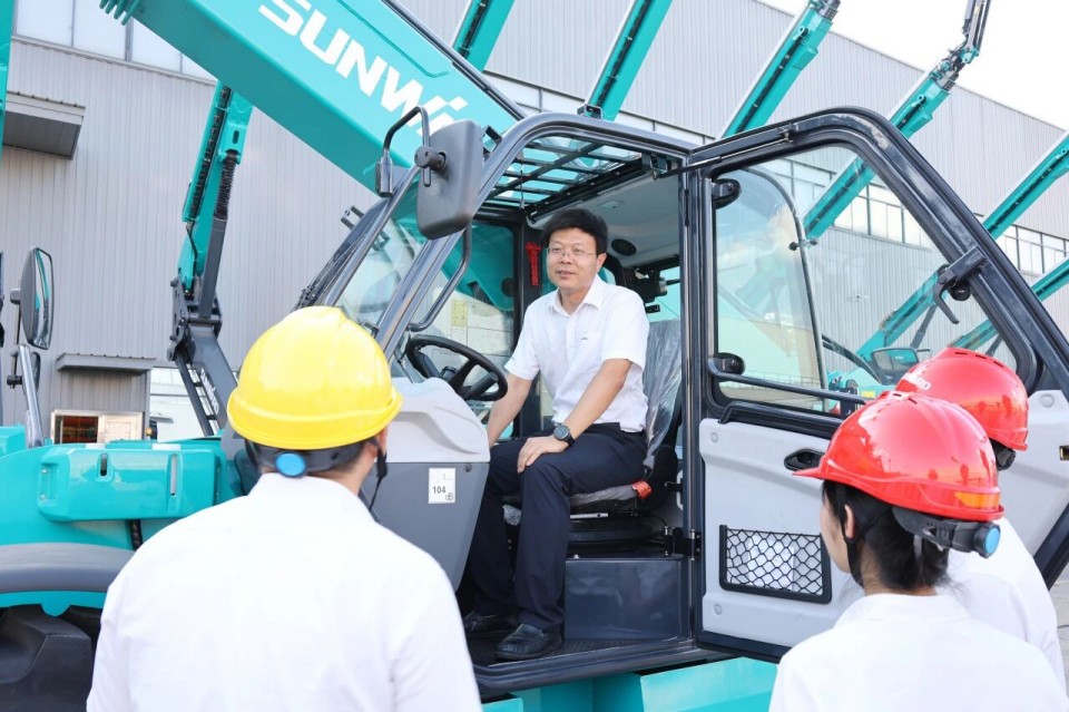 高端机型“双箭齐发”！恒峰g22智能两款伸缩臂叉装车乐成下线