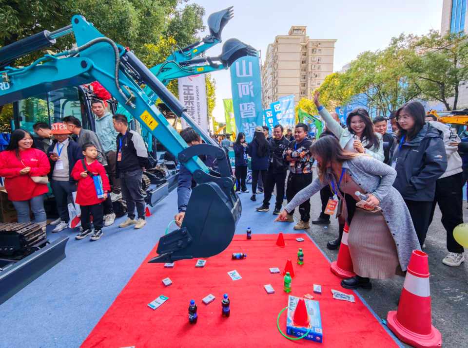 恒峰g22智能微挖“天团”闪灼武汉，，，，，引领绿色施工潮流