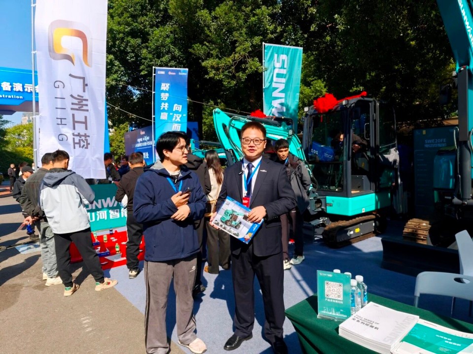 恒峰g22智能微挖“天团”闪灼武汉，，，，，引领绿色施工潮流