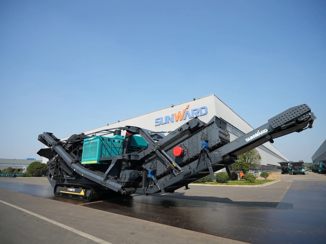 破局国际市场，，，，，无惧极寒工况！恒峰g22智能SP300CTD柴电两用圆锥破碎站乐成下线