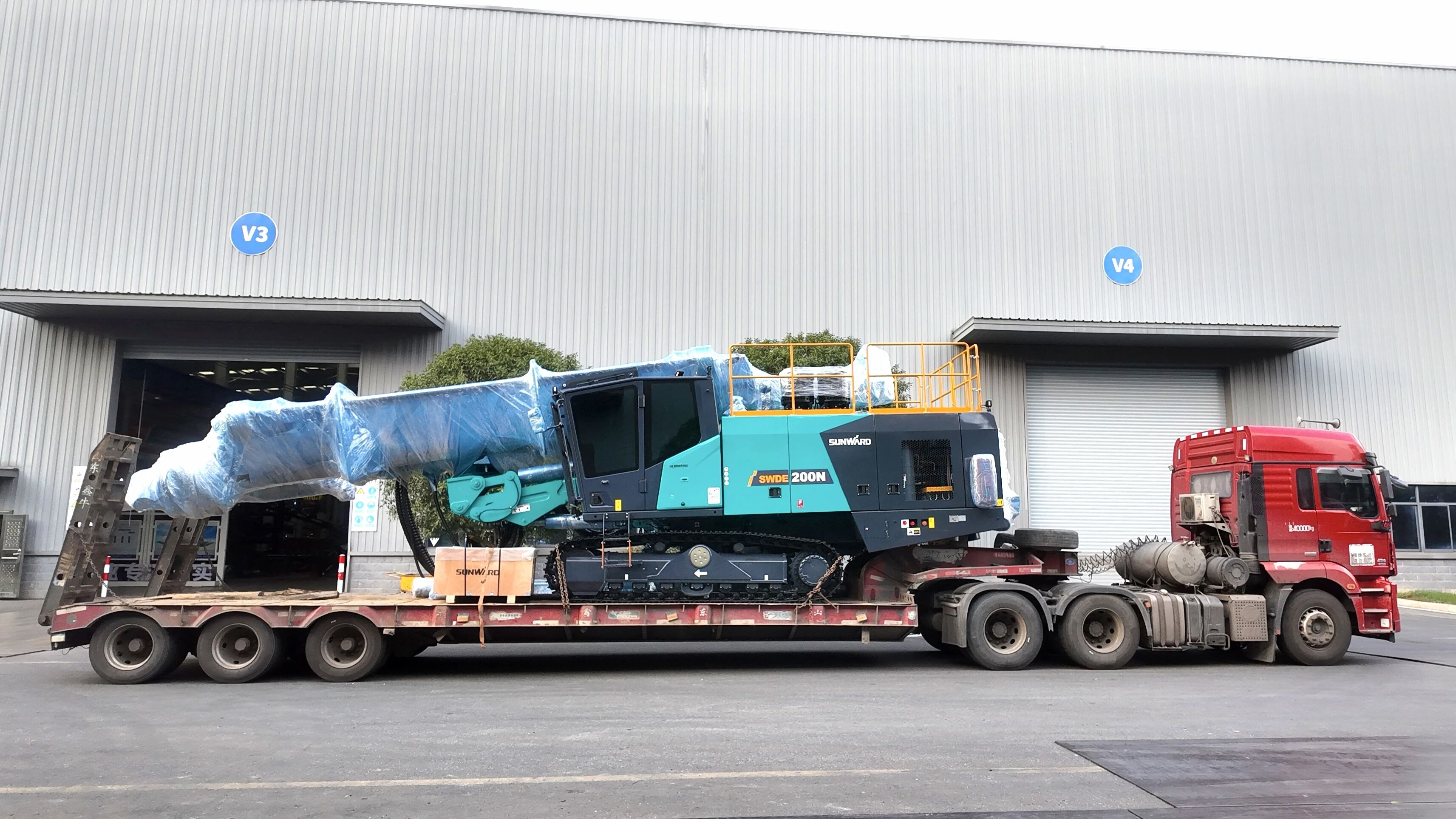 挑战高海拔高寒工况，，，，，，，，恒峰g22智能臂式潜孔钻机上岸南美市场