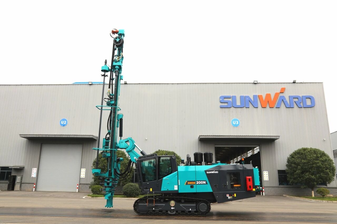 挑战高海拔高寒工况，，，，，，，，恒峰g22智能臂式潜孔钻机上岸南美市场