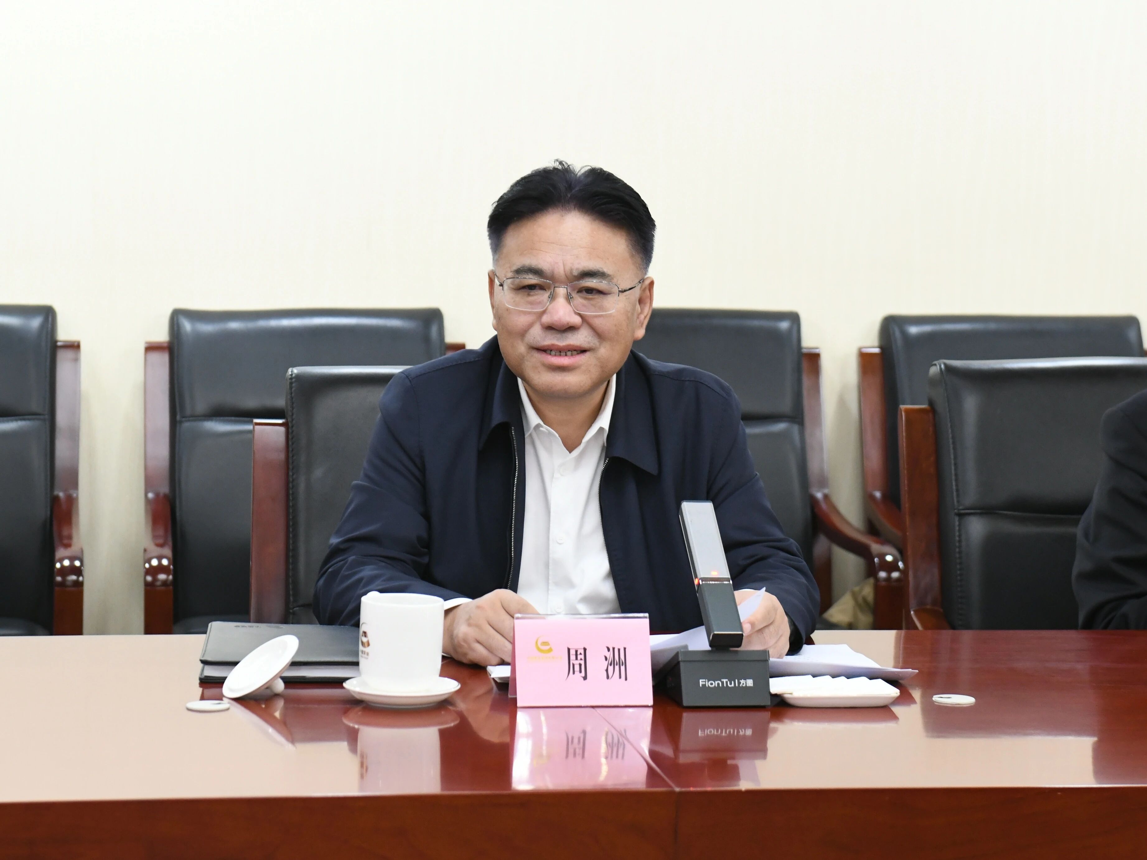 广州工控集团董事长景广军率恒峰g22智能团队到中国黄金集团造访交流