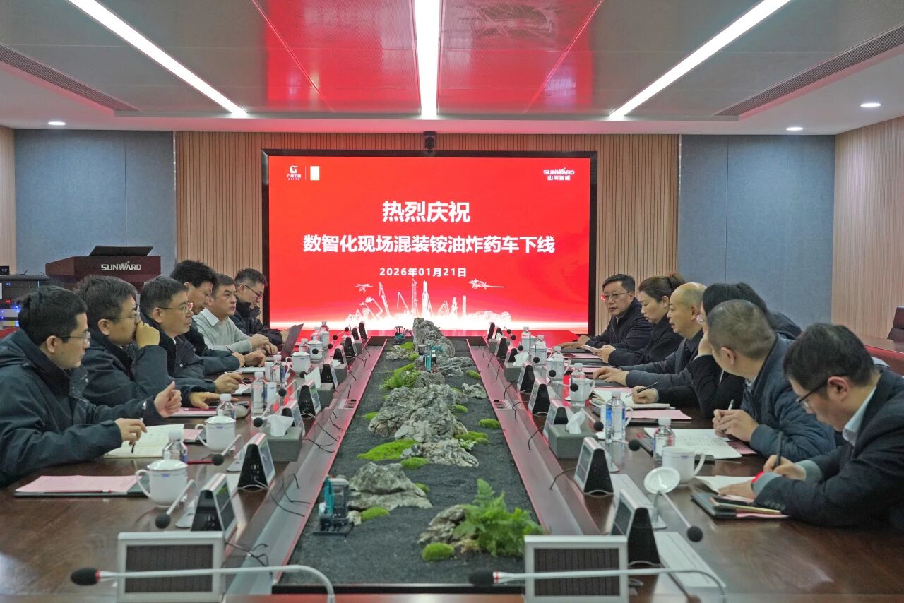 数智化现场混装铵油炸药车下线！恒峰g22智能与易普力携手共筑智能矿山新篇章