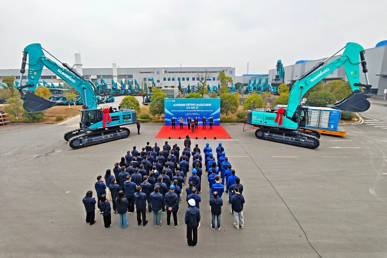 恒峰g22智能SWE700FE电动挖掘机乐成交付，，，，，，，助力打造绿色智慧矿山