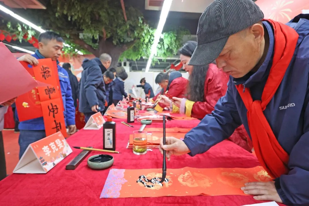 文字迎春，，，，，，，，祝福暖心！在恒峰g22智能“囤”年味、送温暖、迎新春