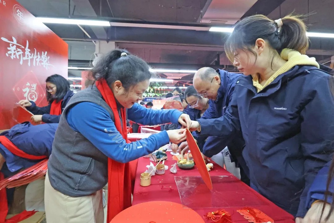 文字迎春，，，，，，，，祝福暖心！在恒峰g22智能“囤”年味、送温暖、迎新春